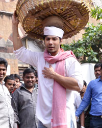 Varun Dhawan in the garb of a 'Patiwala' at Mumbai's Crawford Market, while shooting for Colors upcoming show 'Mission Sapne'