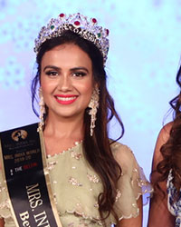 Mohini Sharma, Soha Ali Khan, Dr. Rashi Jain (Winner) Alice Lee Giannetta