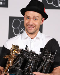 Justin Timberlake poses with his multiple Moonman awards during the 2013 MTV Video Music Awards in New York