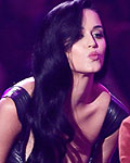 Presenter Katy Perry leans in to kiss One Direction's Niall Horan during the 2012 MTV Video Music Awards in Los Angeles