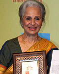 Waheeda Rehman receives Life Time Achievement Award from Film maker Shyam Benegal at the closing ceremony of the 14th Mumbai Film Festiva