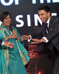 Ranveer Singh dancing with Farooq Abdullah and Shweta Nanda