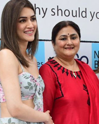 Kriti and Nupur Sanon with her parents