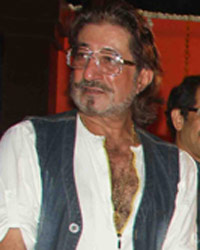 Shakti Kapoor, Udhav Thackeray, Padmini Kolhapure, Asha Bhosle, Shraddha Kapoor, Rashmi Thackeray and Jeetendra