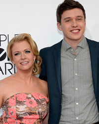 Melissa Joan Hart , Nick Robinson and Taylor Spreitler arrive at the 2014 People's Choice Awards in Los Angeles, California