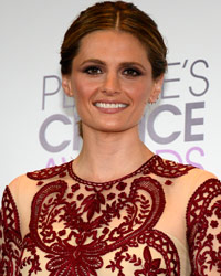 Stana Katic poses with the award she won for favorite dramatic TV actress for her role in the series 'Castle' at the 2014 People's Choice Awards in Los Angeles, California