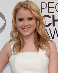 Taylor Spreitler poses as she arrives at the 2014 People's Choice Awards in Los Angeles, California