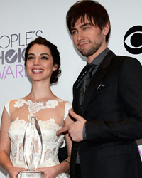 Torrance Coombs and Adelaide Kane pose with the award for favorite new TV drama for the series 'Reign' at the 2014 People's Choice Awards in Los Angeles, California