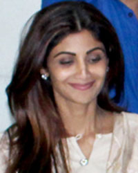 Shilpa Shetty with her mother Sunanda Shetty, Raj Kundra and Shamita Shetty