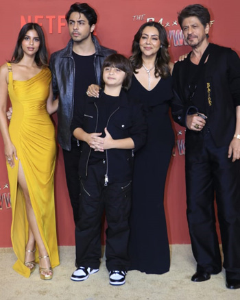 Suhana Khan, Aryan Khan, AbRam Khan, Gauri Khan and Shah Rukh Khan