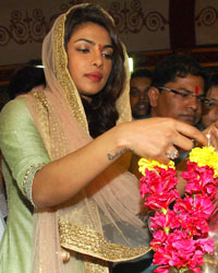 Priyanka Visits Andheri Ka Raja