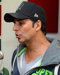 Akshay Kumar and Sonakshi Sinha visit Radio Mirchi Mumbai to promote 'Holiday'