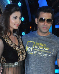 Daisy Shah and Salman Khan at promote Jai Ho on Dance India Dance