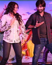 Sonakshi Sinha and Shahid Kapoor at Promotion of Movie R Rajkumar