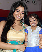 World's shortest woman on the sets of 'Pyaar Mein Locha'