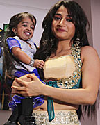 World's shortest woman on the sets of 'Pyaar Mein Locha'