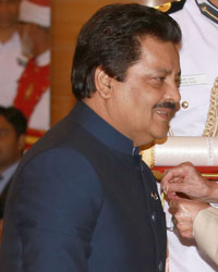 Udit Narayan and Pranab Mukherjee