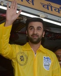 Ranbir Kapoor felicitated Mumbai Traffic Police for their service.