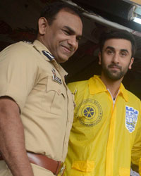 Ranbir Kapoor felicitated Mumbai Traffic Police for their service.