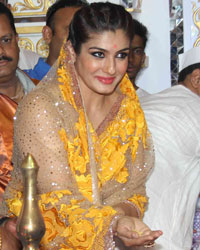 Raveena Tandon Unveils Biggest Besan Ladoo