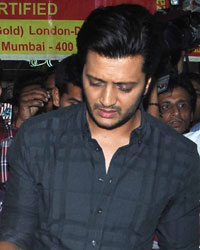 Ritesh Deshmukh and Pulkit Samrat visit Suleiman Mithaiwala shop at Mohhamad Ali Road to promote Bangistaan