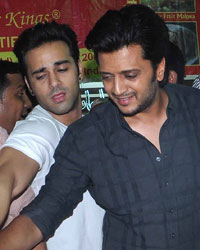 Ritesh Deshmukh and Pulkit Samrat visit Suleiman Mithaiwala shop at Mohhamad Ali Road to promote Bangistan