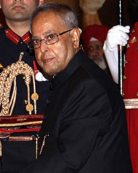 Sachin Tendulkar receives 'Bharat Ratna' award from Indian President Pranab Mukherjee