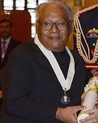 Indian scientist Chintamani Nagesa Ramachandra Rao receives the 'Bharat Ratna' award from Indian President Pranab Mukherjee