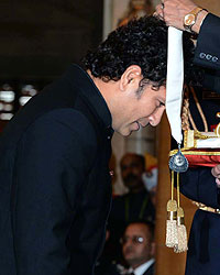 Sachin Tendulkar receives 'Bharat Ratna' award from Indian President Pranab Mukherjee