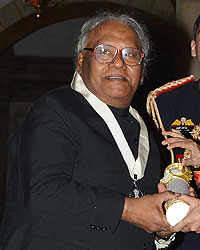 Indian scientist Chintamani Nagesa Ramachandra Rao receives the 'Bharat Ratna' award from Indian President Pranab Mukherjee