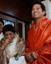 Sachin Tendulkar and Bollywood singer Lata Mangeshkar visit Maharashtra Navnirman Sena (MNS) chief Raj Thackeray's residence in Mumbai