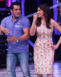 Salman Promotes Big Boss on sets of JDJ