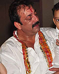 Manyata and Sanjay Dutt with their kids