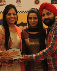 Mrs Pashmin and Mr Simranjeet Singh of Unisys presenting The Crazy Participants trophy to the winners