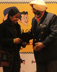 Mr H. Kishie Singh presenting a memento to Toto Vohra for her contribution to SantaBanta Car Rallies