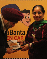 Mrs Jaspal Singh presenting a memento to Brig. Phollka