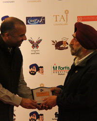 Mr Anurag Kashyap, Zonal Sales Head of Fortis receiving a memento from Brig. Phoolka