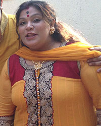 Bappi Lahiri, Tanisha Verma Lahiri, Chitrani Lahiri, Asha Bhosle, Bappa Lahiri and Rema Bansal at Bappi's Saraswati Puja