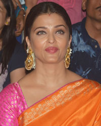 Aishwarya Rai Bachchan and Sarabjit Singh's sister Dalbir Kaur during the press conference to promote the film Sarbjit in Ahmedabad