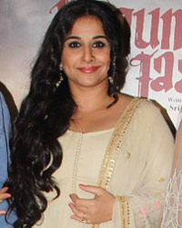 Vidya Balan with his father P. R. Balan, mother Saraswathy Balan and actor Rituparna Sengupta