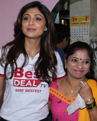 Shilpa Shetty herself went to 10000th customer's place to deliver product ordered at her owned 'Best Deal Channel'