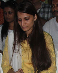 Late Dharmesh Tiwari's wife and daughters with Shagufta Ali and Zarina Wahab