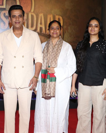 Ravi Kishan with his wife and children