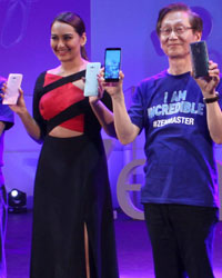 Sonakshi Sinha unveils Asus Zenfone 2 Deluxe