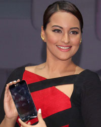 Sonakshi Sinha unveils Asus Zenfone 2 Deluxe