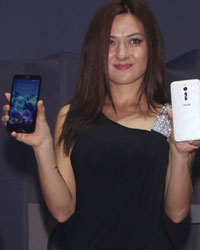 Sonakshi Unveils Asus Zenfone