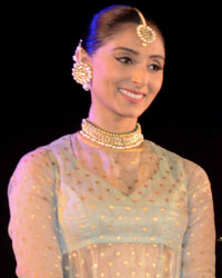 Sonam Kapoor Graces Pernia Qureshis Dance Performance