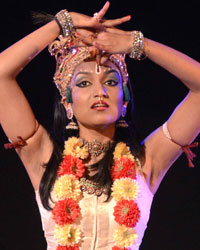 Sonam Kapoor Graces Pernia Qureshis Dance Performance