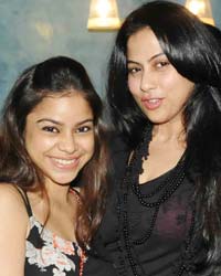 Sumona Chakravarti with Pinky, Wardha Nadiadwala's sister