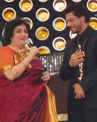 Shah Rukh Khan receives Entertainer of Indian Cinema Award